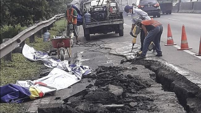 Pakar mengungkap tanah ambles di Dukuh Pakis, Surabyaa, Kamis (29/12), bukanlah kejadian bencana geologi.