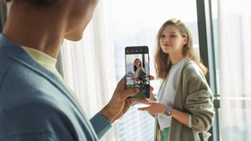Bahaya Mengintai Saat Sering Kirim Foto Lewat HP