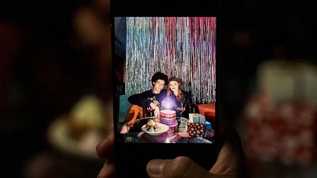 Samsung Pamer Teknologi Baru Tiga Layar Lipat Samsung resmi meluncurkan berbagai opsi layar lipat OLED baru yang akan tersedia pada smartphone baru Smasung di masa mendatang.