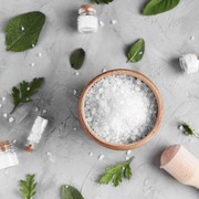 Sederet Manfaat Air Garam Buat Kesehatan Kulit dan Tubuh