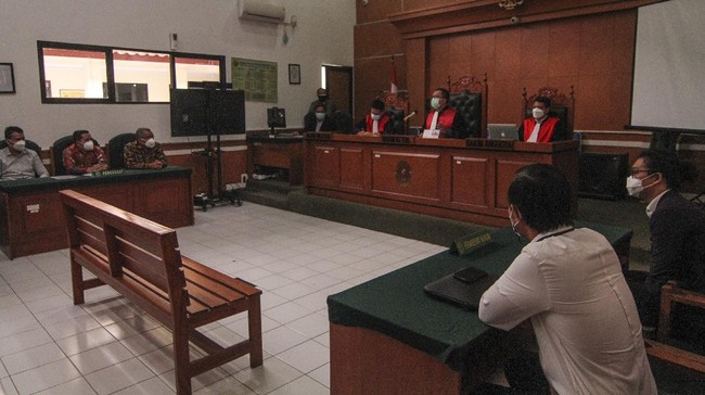 Raffi Ahmad kembali absen dalam sidang lanjutan pelanggaran protokol kesehatan di PN Depok, Rabu (3/2).