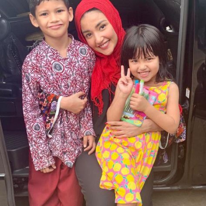 <p>Perceraian Tsania Marwa dan Atalarik Syah masih menyisakan konflik pahit. Sudah tujuh tahun Tsania memperjuangkan hak asuh kedua anaknya. Pengadilan sempat memberikan hak asuh penuh atas kedua anaknya, Syarif Muhammad Fajri dan Aisyah Shabira pada 2021. Namun, Tsania melakukan eksekusi lantaran ia tak mendapatkan haknya atas kedua anak. Eksekusi ini gagal karena konflik antara Tsania dan keluarga mantan suami. Hingga saat ini, Tsania tak henti berdoa sambil tetap menjalani hidup dengan baik. "Mungkin kalau secara mental aku enggak mau ngotot atau ngoyo, jadi yang aku mau lakuin, terima, waktu Tuhan itu pasti yang terbaik. Ketika aku belum bisa sama anak, aku sibuk memperbaiki diri saja, jadi aku kuliah S2, bangga kali ya kalau anak-anak tahu ibunya S2," ujarnya di kanal<em> YouTube CURHAT BANG Denny Sumargo</em>. (Foto: Instagram @tsaniamarwa54)</p>