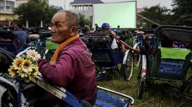 FOTO: Layar Tancap 'Drive In' Buat Tukang Becak di Kamboja
