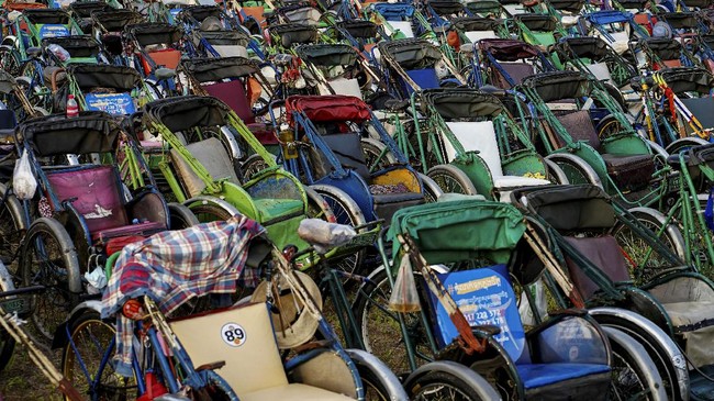 FOTO: Layar Tancap 'Drive In' Buat Tukang Becak di Kamboja