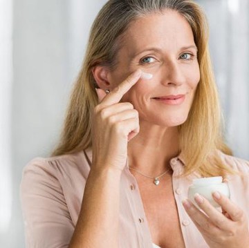 img-title Usia Berapa Seharusnya Skincare Anti-Aging Mulai Digunakan?