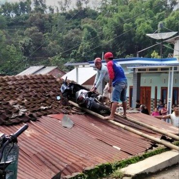 Geger Ada Motor 'Terbang' ke Atap Rumah, Apa Penyebabnya?