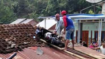 Geger Ada Motor 'Terbang' ke Atap Rumah, Apa Penyebabnya?