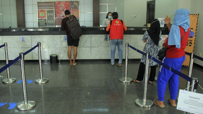 OJK mencatat 1.000 kantor cabang bank tutup sepanjang 2020 kemarin akibat digitalisasi dan berkembangnya bank digital.
