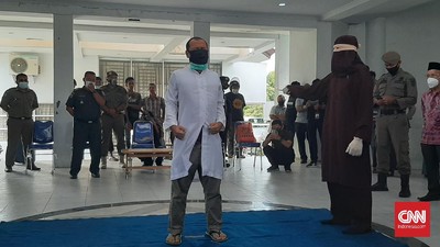 Pasangan Gay di Aceh Dihukum Cambuk 77 Kali oleh 3 Algojo