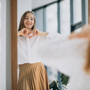 Tebarkan Positive Vibes, Ini 6 Zodiak yang Selalu Menemukan Kebahagiaan di Hal-Hal Kecil!