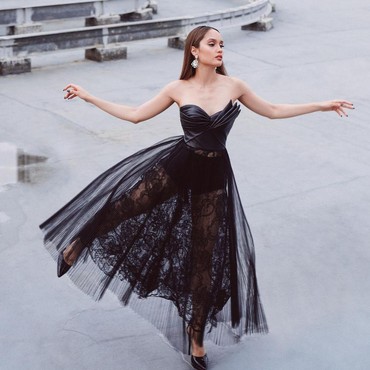 7 Potret Memukau Cinta Laura dengan Tema Black Swan