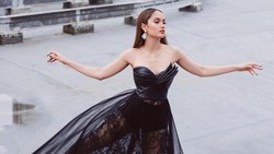 7 Potret Memukau Cinta Laura dengan Tema Black Swan