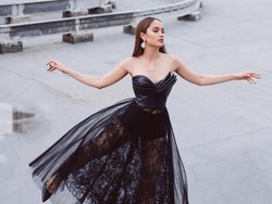 7 Potret Memukau Cinta Laura dengan Tema Black Swan