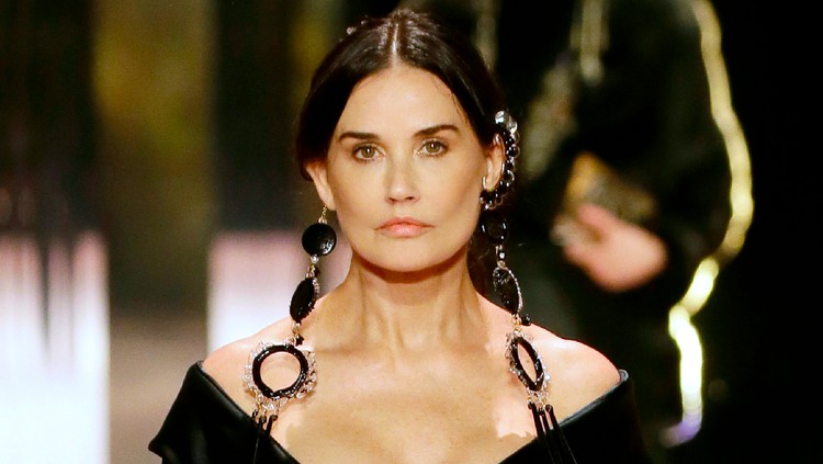 Demi Moore di Fashion Show Fendi Couture Spring 2021