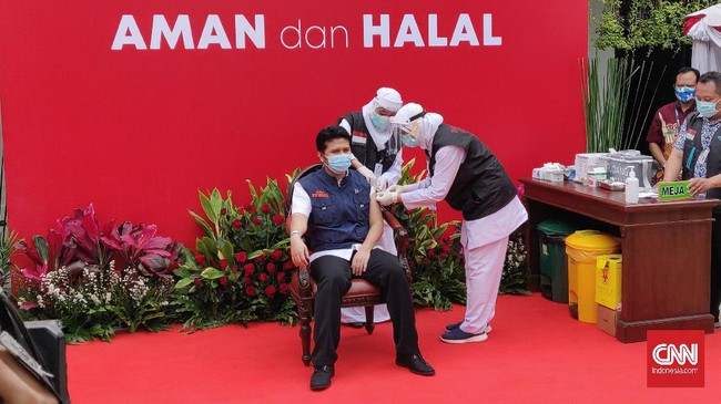Wakil Gubernur Jatim Emil Dardak sempat demam 37,8 derajat setelah disuntik vaksin Covid-19 pertama kali. Kini dia merasa lebih rileks.