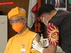 Gaya Ganjar Berbusana Adat Melayu Saat Vaksinasi Kedua