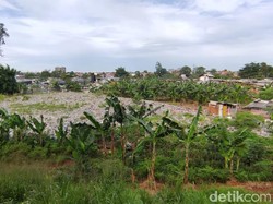 Sampah Selapangan Bola di Bekasi Belum Mulai Diangkut Juga
