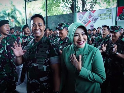 Romantisnya Jenderal Andika, Selalu Genggam Erat Istri Saat Tugas Bersama