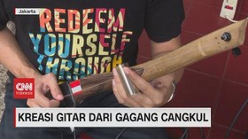 VIDEO: Kreasi Gitar dari Gagang Cangkul