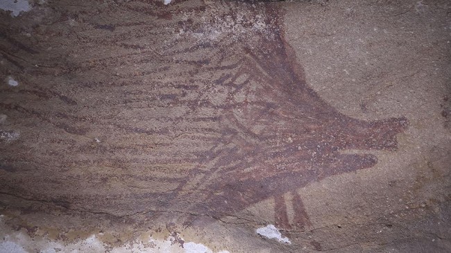 Salah satu cara arkeolog menghitung umur lukisan gua masa prasejarah dengan mengukur sampel selisih uranium di gambar cadas yang ditemukan.