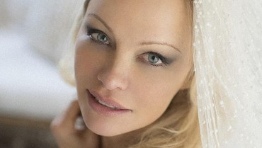 Nikahi Pengawal Pribadi, Pamela Anderson Kini Dituduh sebagai Pelakor