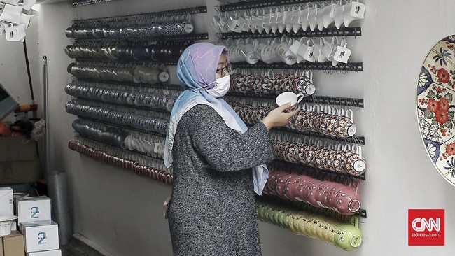 FOTO: Piring Pajangan, Hiasan yang Tak Lekang oleh Zaman