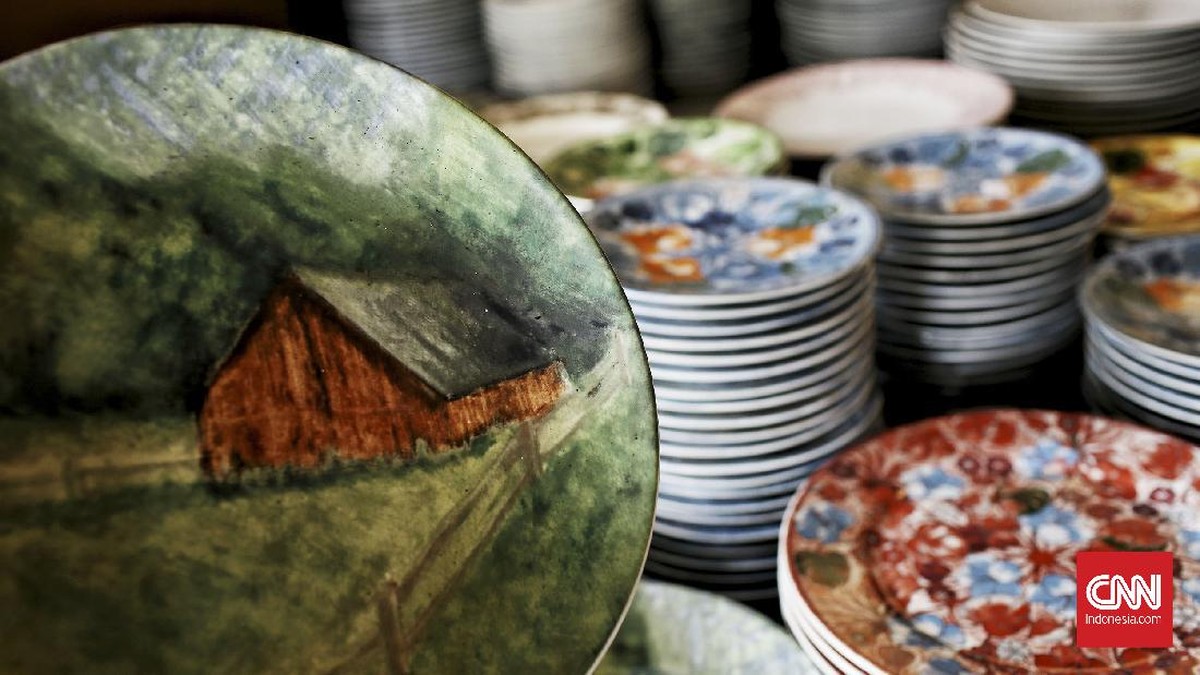 FOTO: Piring Pajangan, Hiasan yang Tak Lekang oleh Zaman