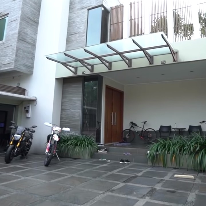 <p>Jarang tersorot kamera, berikut tampilan dengan rumah milik Ari Wibodo. Kesan minimalisnya terlihat begitu kental ya, Bunda. (Foto: YouTube Andre Taulany)</p>