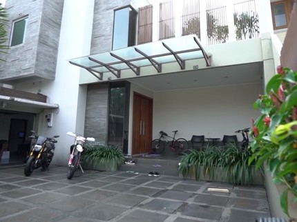 7 Potret Rumah Mewah Ari Wibowo, Ada Koleksi Motor Berharga Fantastis Bun
