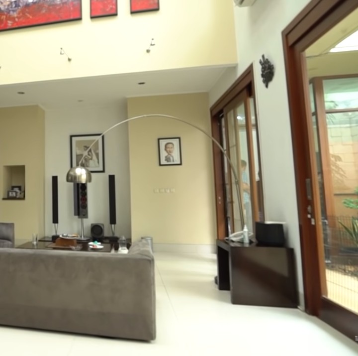 <p>Kalau ini potret dalam rumahnya, Bunda. Ruang yang berfungsi sebagai tempat untuk menerima tamu ini terlihat sangat luas dengan langit-langitnya yang tinggi hingga ke lantai 2. (Foto: YouTube Andre Taulany)</p>