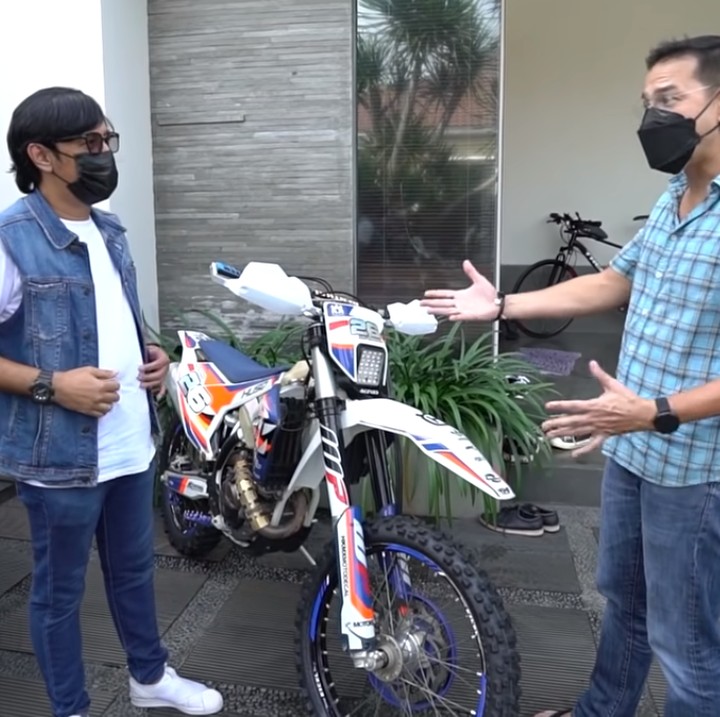 <p>Memiliki hobi balap dan otomotif, Ari Wibowo juga punya beberapa koleksi motor mewah dengan berharga fantastis lho, Bunda. (Foto: YouTube Andre Taulany)</p>