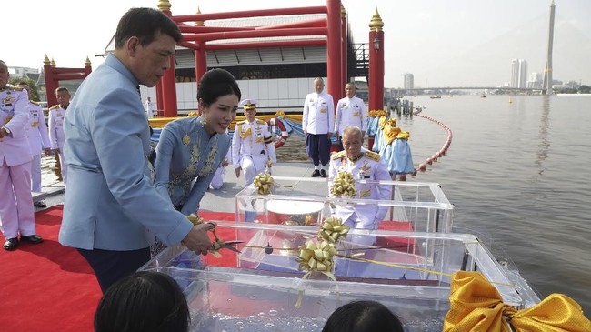 FOTO: Selir Sineenat Diangkat Jadi Ratu Kedua Thailand