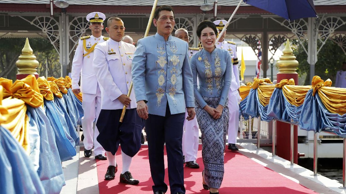 FOTO: Selir Sineenat Diangkat Jadi Ratu Kedua Thailand