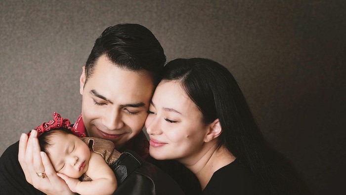 7 Potret Baby Chloe, Anak Asmirandah dan Jonas Rivanno yang Cantik Sejak Lahir