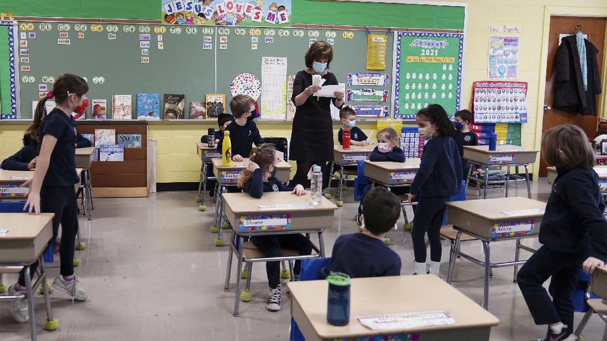 FOTO: Pelajar Boston Tes Swab Mandiri Cegah Covid-19