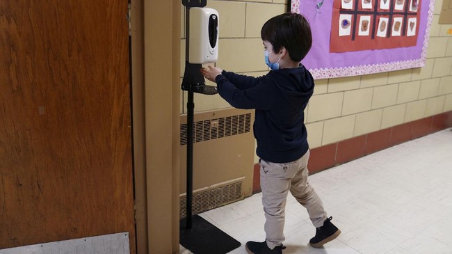 FOTO: Pelajar Boston Tes Swab Mandiri Cegah Covid-19