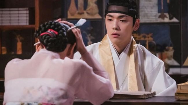 Dalam kisah Mr. Queen, perbedaan zaman membuat Raja Cheoljong (Kim Jung-hyun) kerap kebingungan ketika mendengarkan Kim So-yong berbicara.