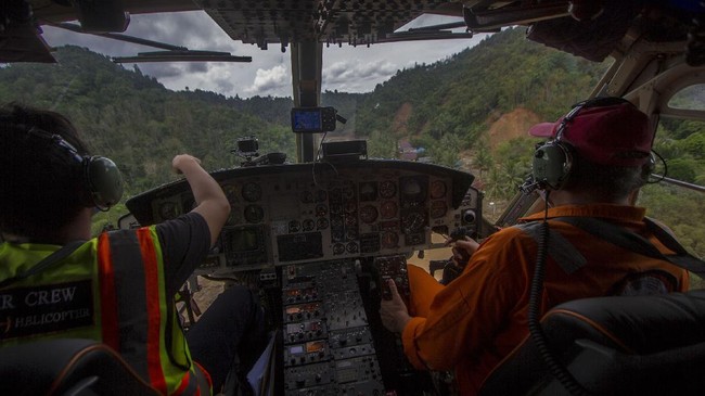 Sekitar 40 personel gabungan TNI, Polri, Basarnas dan BPBD Kabupaten Belitung Timur menuju lokasi diduga jatuhnya helikopter P-1103 milik Polri.