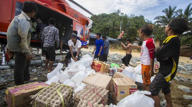 Untuk menyiasati hambatan kondisi geografis dan logistik, penyebaran bantuan bagi warga korban gempa Cianjur dilakukan dengan motor hingga helikopter.