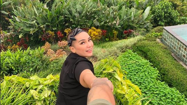Bukan perkara ringan bagi seleb Feby Febiola berjuang melawan kanker ovarium, namun ikhtiarnya tetap berusaha berpikir positif dan melakukan hal produktif.