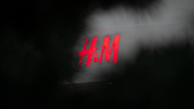 Produk H&M tidak bisa lagi ditemukan di sejumlah e-commerce di China menyusul gelombang pemboikotan pada merek asal Swedia tersebut.
