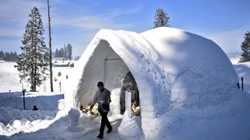 FOTO: Ngopi Cantik di Dalam Igloo
