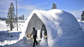 FOTO: Ngopi Cantik di Dalam Igloo