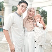 6 Inspirasi Gamis Cuouple Hijabers ala Ayu Indriati