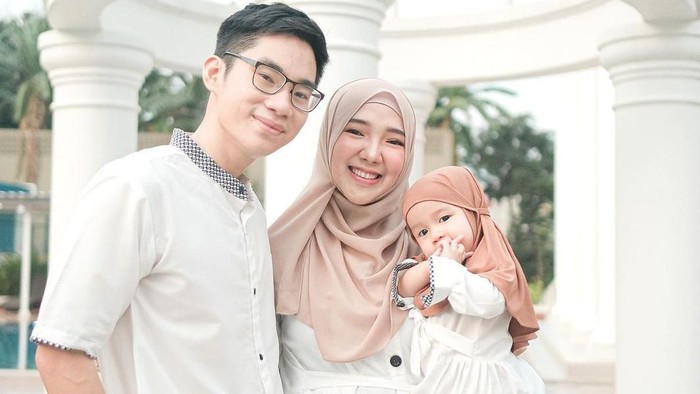 6 Inspirasi Gamis Cuouple Hijabers ala Ayu Indriati