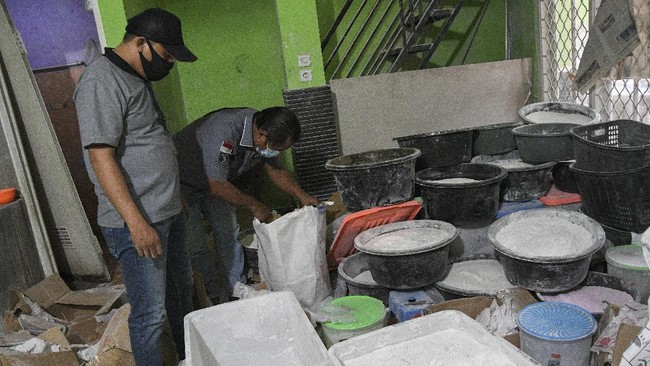 Pabrik 4 Merek Masker Wajah Digerebek, Beredar di Online Shop Industri rumahan yang memproduksi empat merek masker wajah, Yoleskin, Acone, NHM, dan Youra, yang ramai dipasarkan di toko daring digerebek kepolisian.