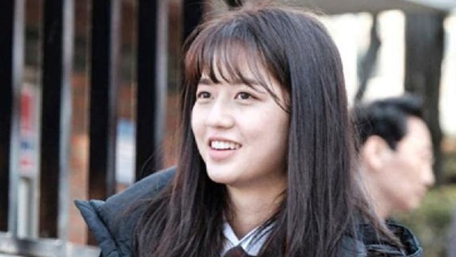 Sinopsis The Penthouse episode 2 dimulai dengan perselingkuhan Seo-jin, serta masalah Ro-na yang diusik di sekolah.