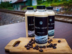 Di Kafe Ini Bisa Rasakan Sensasi Ngopi di Pinggir Rel Kereta Api