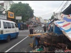 Sejumlah Lapak PKL di Tasikmalaya Hancur Diseruduk Mobil