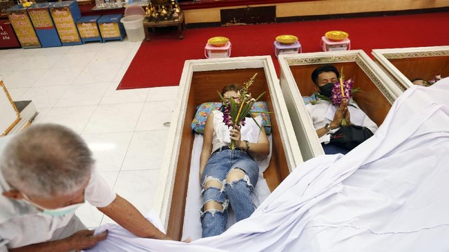 FOTO: Memohon Keberuntungan dengan Upacara Kematian Bohongan